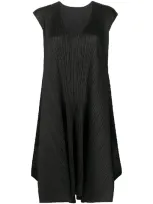 Issey Miyake V-neck Pleated Shift In Black