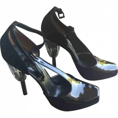 Pre-owned Loewe Patent Leather Escarpins In Black