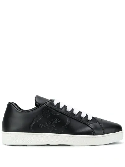 Prada Logo Embossed Low Top Sneakers In Schwarz