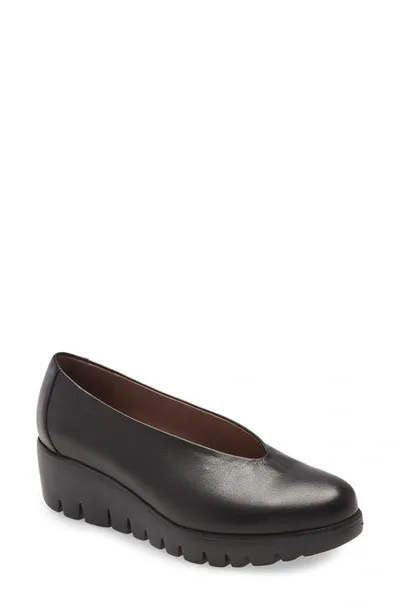 Wonders Lightweight Wedge Pump In Black Leather