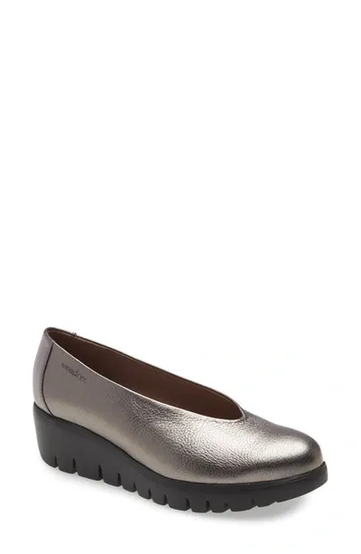 Wonders Lightweight Wedge Pump In Lead Metallic Leather