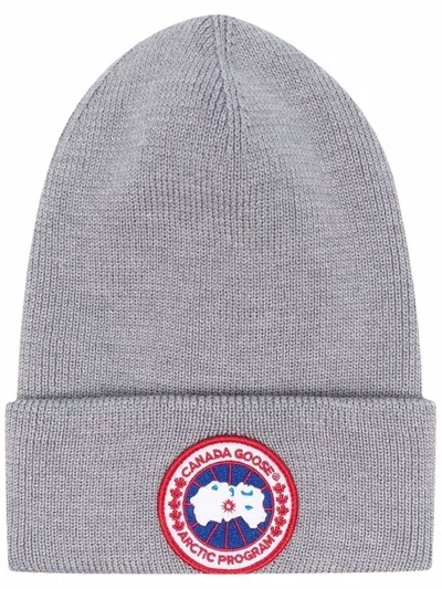 Canada Goose Arctic Disc Ribbed-knit Beanie In Grigio