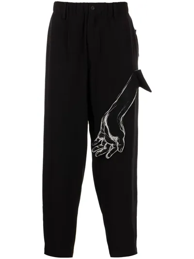 Yohji Yamamoto Hand-illustrated Tapered Trousers In Schwarz