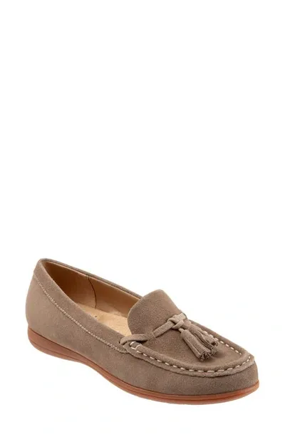 Trotters Dawson Tassel Loafer In Stone Suede