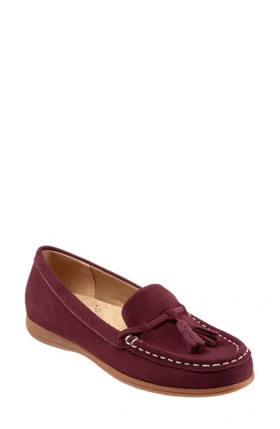 Trotters Dawson Tassel Loafer In Dark Cherry Suede