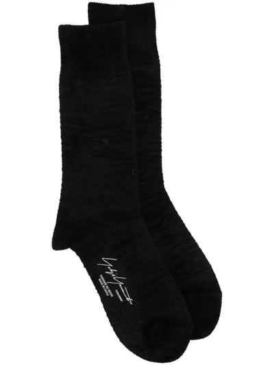 Yohji Yamamoto Pattern-jacquard Logo-print Socks In Black