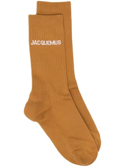 Jacquemus Logo-jacquard Ribbed Socks In Marrone