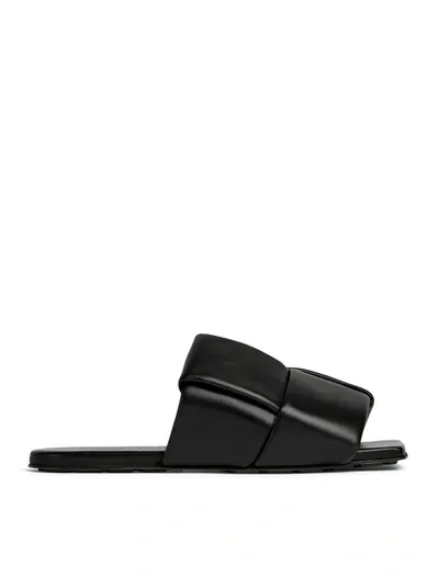 Bottega Veneta Lagoon Leather Sandals In Black