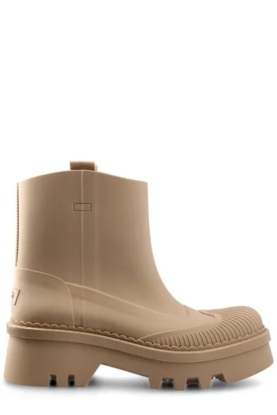 Chloé Raina Round Toe Boots In Beige