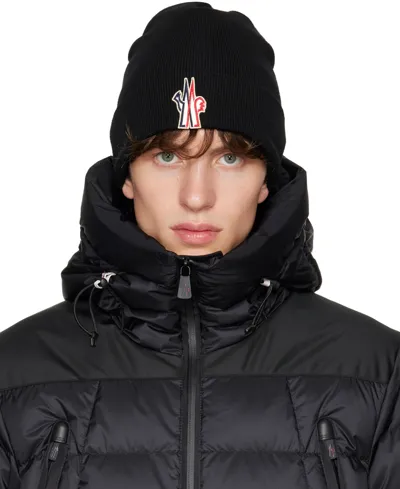 Moncler Logo Patch Knitted Beanie In Black