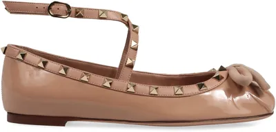 Valentino Garavani Rockstud Round Toe Ballerina Shoes In Beige