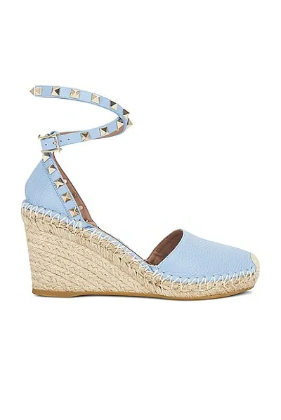 Valentino Garavani Rockstud Wedge Espadrille In Popeline Blue & Rose Cannelle