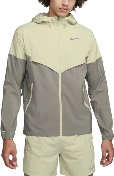 Nike Men's Windrunner Repel Running Jacket In Green