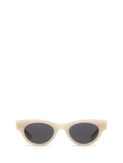 Akila Sunglasses In White