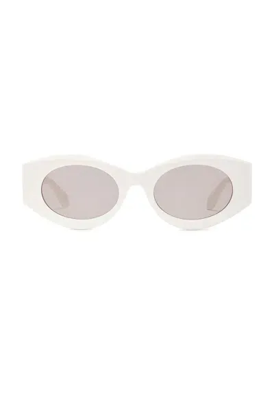 Alaïa Oval Sunglasses In White & Grey