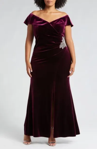 Alex Evenings Off The Shoulder Velvet Gown In Wine