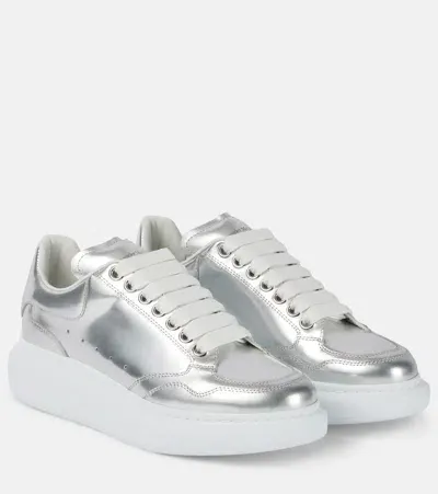 Alexander Mcqueen Sneakers Oversized Aus Metallic-leder In Silber