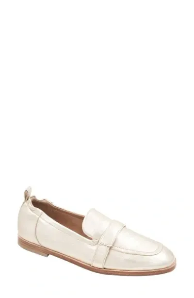 Andre Assous André Assous Cedar Featherweights™ Loafer In White/gold