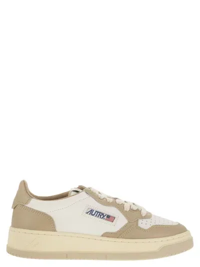 Autry Medalist Low - Two-tone Leather Sneakers In White/beige