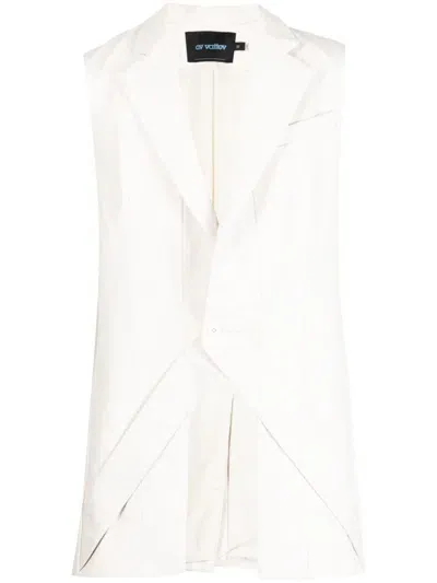 Av Vattev Cut-out Detailing Sleeveless Gilet In White