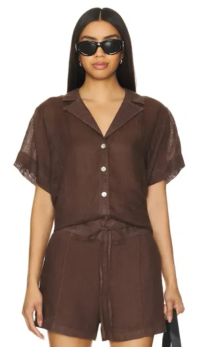 Bella Dahl Short Sleeve Flowy Button Down In Chocolate