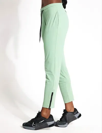 Born Airla Jogger In Green