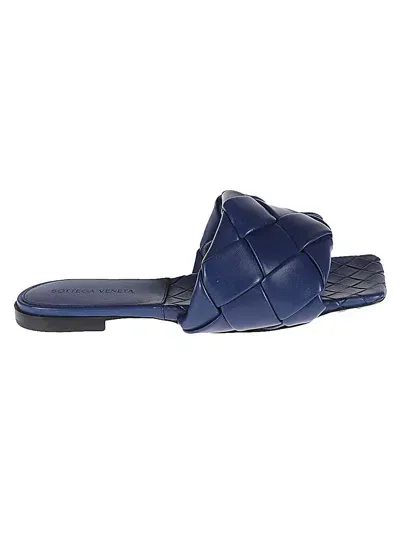 Bottega Veneta Lido Leather Flat Sandals In Blue