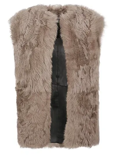 Enes Sleeveless Fur Coat In Black