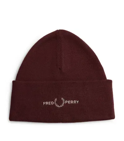 Fred Perry Logo Knit Beanie In Burgundy