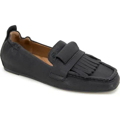 Gentle Souls By Kenneth Cole Scotty Kiltie Loafer In Black