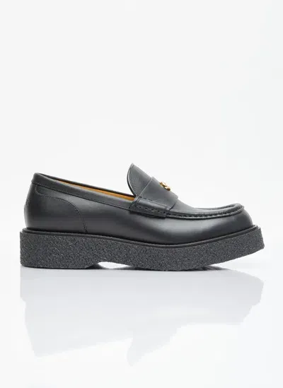 Gucci Logo Plaque Leather Loafers In Black