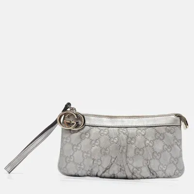 Pre-owned Gucci Ssima Leather Interlocking G Wristlet Pouch In Silver