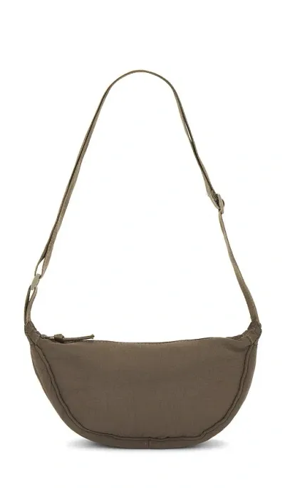 Hat Attack Nylon Crossbody Bag In 橄榄色