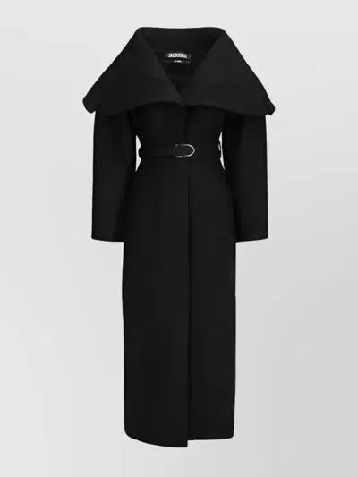 Jacquemus Caruso Coat With Belted Waist And Wide Collar In Black