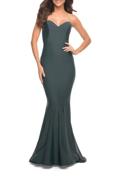 La Femme Chic Jersey Gown With Sweetheart Neckline In Dark Emerald