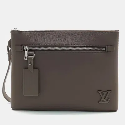 Pre-owned Louis Vuitton Takeoff Clutch Bag In Brown