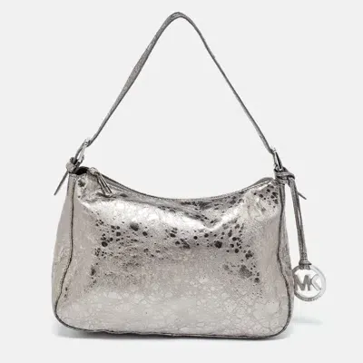 Pre-owned Michael Kors Metallic Grey Textured Patent And Leather Logo Charm Shoulder Bag