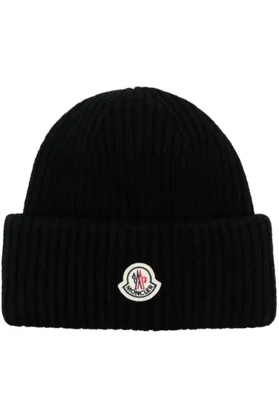 Moncler Classic Logo Embroidered Beanie In Black