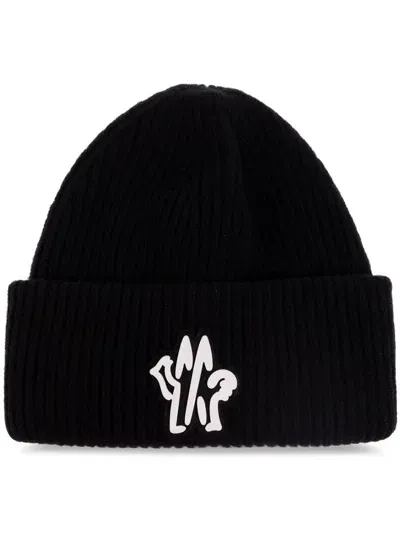 Moncler Logo Patch Knit Beanie In Black