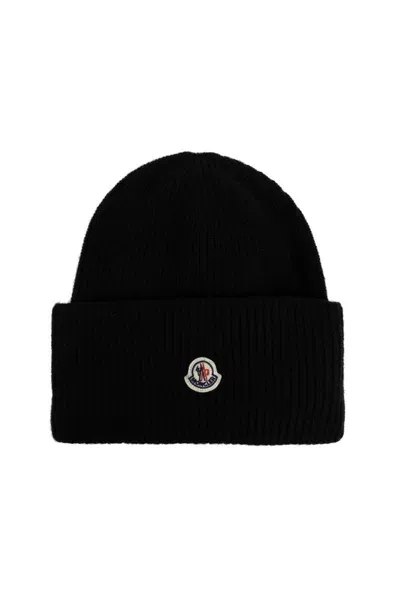 Moncler Logo Patch Knit Beanie In Black