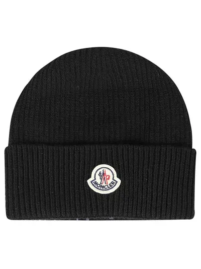 Moncler Logo Patch Ribbed Beanie In Black