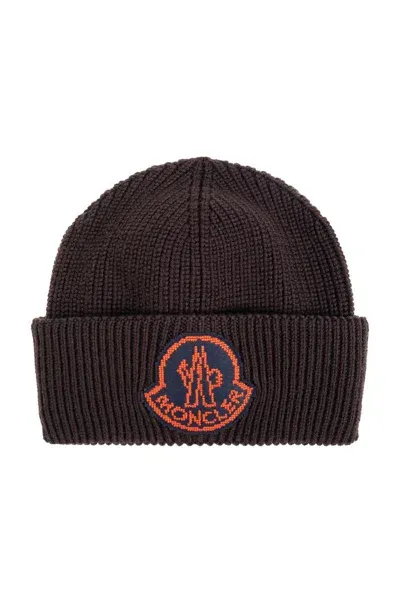 Moncler Logo Patch Ribbed Beanie In Marrón