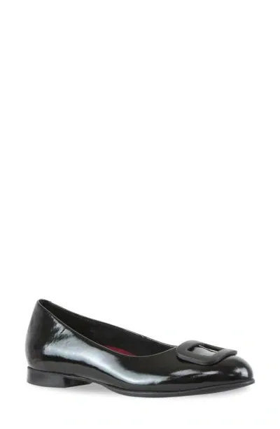 Munro Gianna Buckle Flat In Black