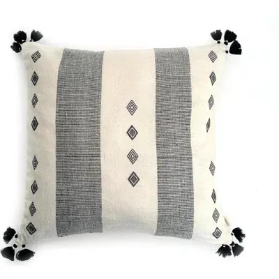 Nimmit Trekant Handwoven Pillow In Natural/black