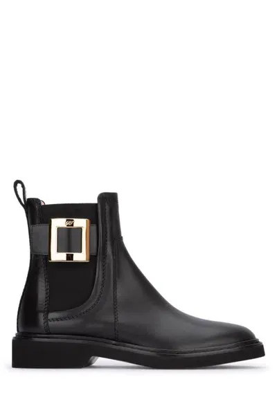 Roger Vivier Logo Engraved Ankle Boots In Nero