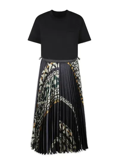 Sacai Graphic Printed Pleated Crewneck Dress In Black