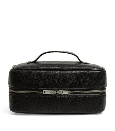 Sandro Grained Wash Bag In Black