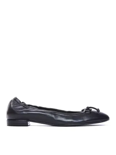 Stuart Weitzman Bria Flat Ballets In Negro