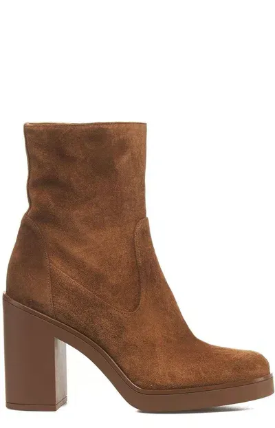 Stuart Weitzman Round Toe Zipped Anckle Boots In Brown