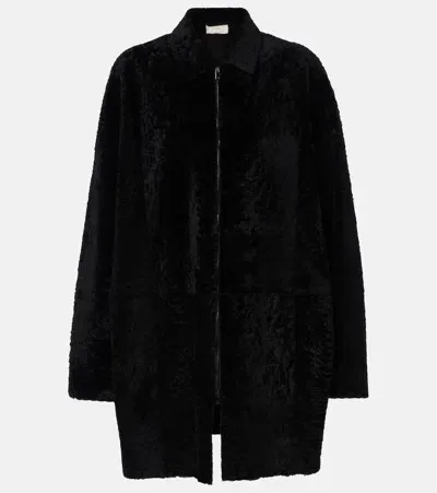 The Row Sheeran Shearling Coat In Black